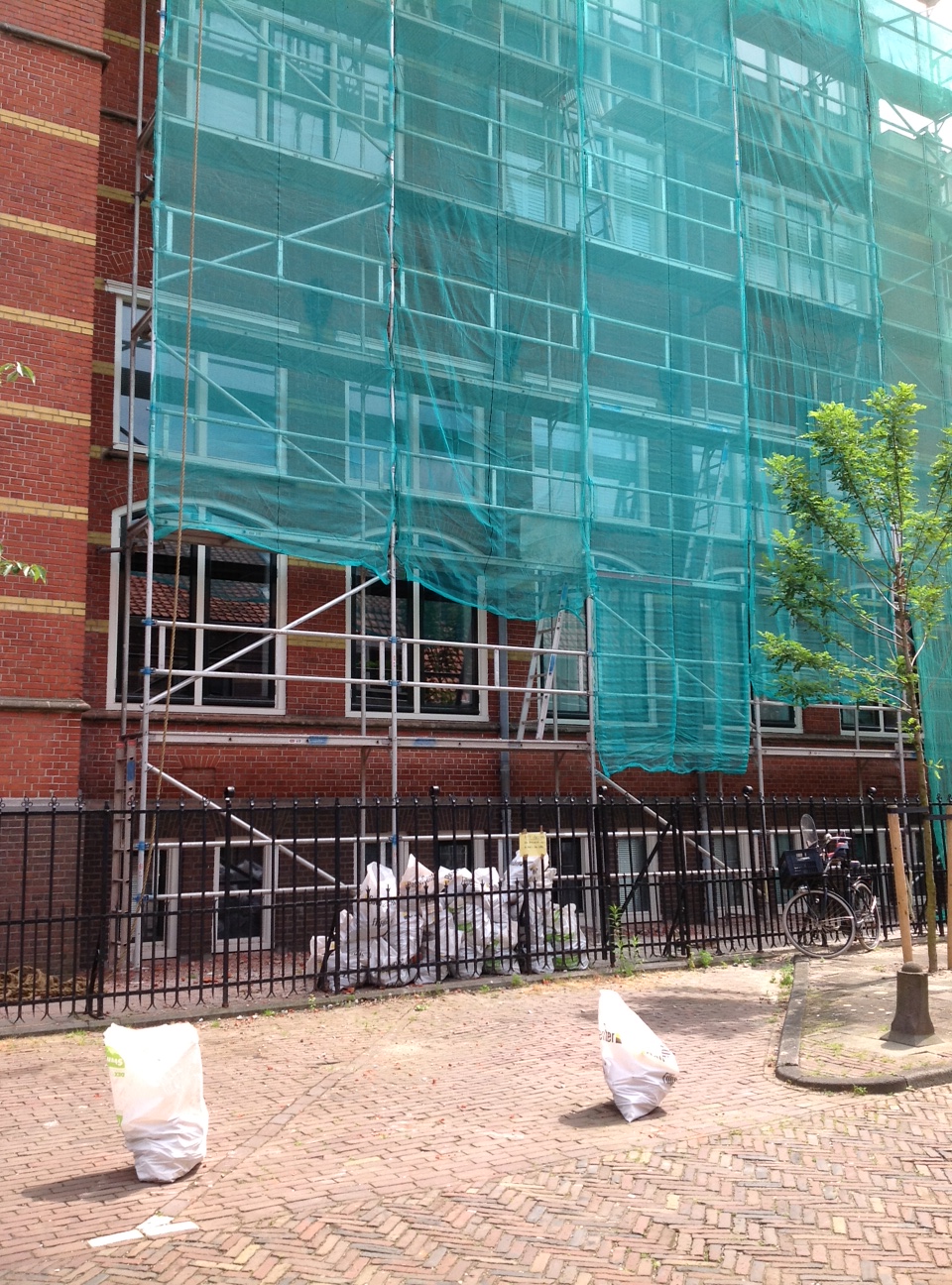 Netten aangebracht op de steigers bij de werkzaamheden aan de Hugo de Groot Staete