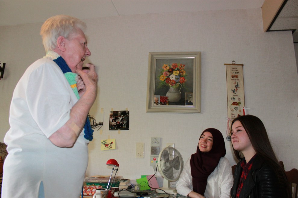 Mevrouw Vink, de oudste bewoonster van Groenhoven in gesprek met jongeren van het project Omalief